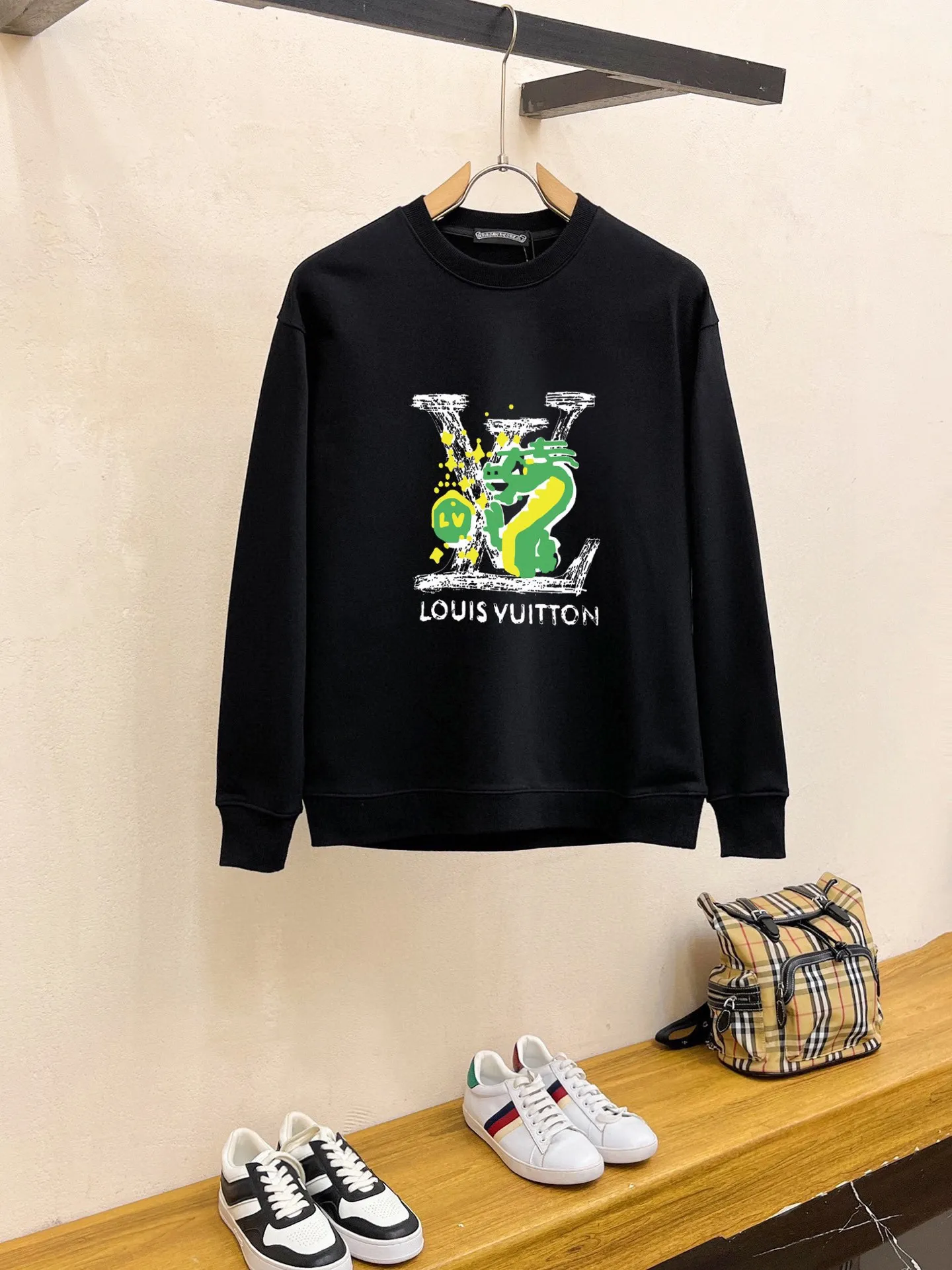🅿️220 brand [Lv Louis Vuitton] (good news for fat people) 2025ss autumn latest long-sleeved round-neck sweatshirt, on sale simultaneously on the official website. Refreshing and breathable. Made of top Tencel Roman. Comfortable and soft. 3D three-dimensional clarity. Super fashion sense. Great for gifting and keeping for yourself. Size: M-5XL (can wear up to 220 pounds)